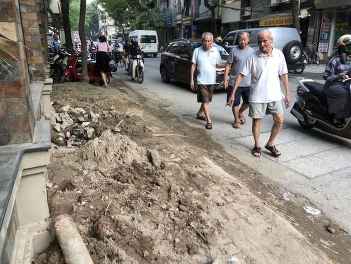 Cát, sỏi để tràn lan trên vỉa hè. (Ảnh: Quang Thế).