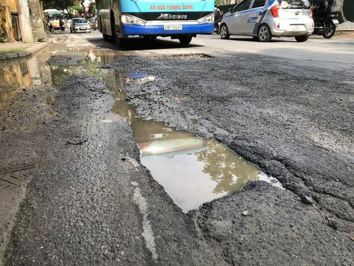 Trước một điểm chờ xe buýt. (Ảnh: Quang Thế).