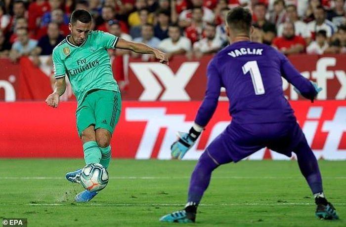 Hazard có cơ hội nhưng không thể ghi bàn