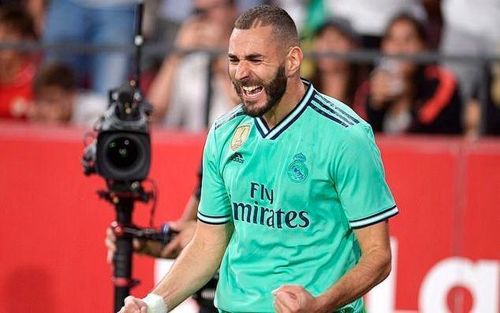 Benzema ăn mừng bàn thắng quý như vàng cho Real