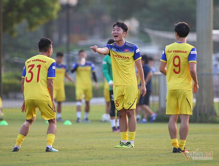 Buổi tập đầu tiên diễn ra trong bầu không khí vô cùng thoải mái. Phát biểu trước trận đấu, tiền vệ Xuân Trường cho biết trận đấu gặp Malaysia và UAE rất khó khăn cho tuyển Việt Nam. Xuân Trường đánh giá cao những gương mặt mới lần đầu tiên lên tuyển dưới thời thầy Park như Mạc Hồng Quân, Võ Huy Toàn. Tuy nhiên, khi được hỏi muốn được đá cặp với ai, Xuân Trường lại hóm hỉnh nói muốn được cặp với... Đặng Văn Lâm