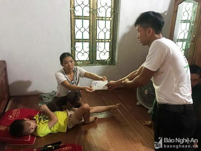 Đại diện nhóm thiện nguyện trao gần 27 triệu đồng cho chị Chín.