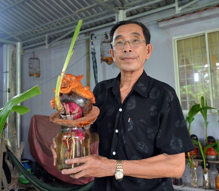 Ông Hùng đã tạo hình 12 con giáp trên dừa bonsai và một số linh vật phong thủy.