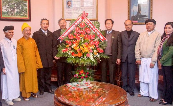 Vào các dịp lễ Noel, lễ Phật đản hay ngày lễ trọng hàng năm, Tỉnh ủy - HĐND - UBND - UBMTTQ tỉnh luôn tổ chức đoàn đi thăm hỏi chúc mừng, trong đó có đủ thành phần các tôn giáo trong tỉnh cùng tham dự. Ảnh: N.Thu