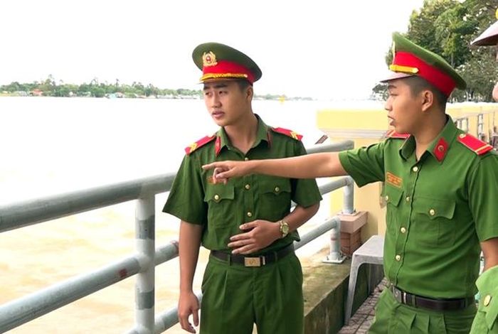 Hai chiến sĩ Dương Trọng Hữu (bìa trái) và Võ Quốc Thái kể lại câu chuyện xảy ra ngày 15-9. 