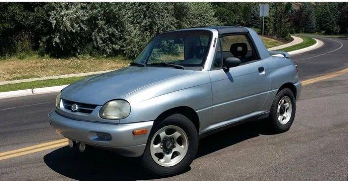  Suzuki X-90 là một chiếc xe nhìn "ngớ ngẩn" nhất được sản xuất từ năm 1995 đến 1997. X-90 chỉ có hai chỗ ngồi, rất chậm và thiếu sức mạnh. X-90 không thể cạnh tranh trên thị trường nên đã ngừng sản xuất chỉ sau hai năm. (Ảnh: Hotcars) 
