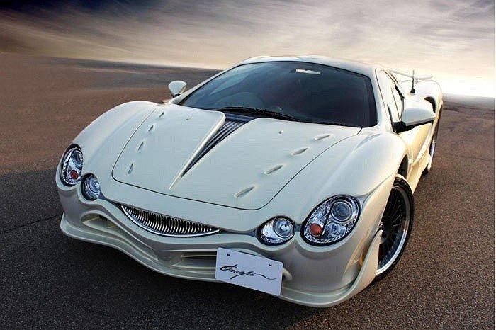  Mẫu xe đến từ Nhật Mitsuoka Orochi thường được nhắc đến bởi thiết kế xấu một cách lạ lùng. Đèn pha to cùng nhiều đường cong, Orochi trông giống như một nhân vật phản diện trong các bộ phim Batman của Joel Schumacher. Xe được sản xuất từ năm 2006 và bị "khai" tử vào năm 2014. (Ảnh: Hotcars) 