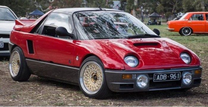  Được sản xuất bởi Mazda thông qua công ty con Autozam, AZ-1 là trong những dòng xe "điên rồ" nhất trong phân khúc xe Kei của Nhật Bản. Đèn trước của xe thiết kế giống như đôi mắt chó con tròn và gương chiếu hậu trông giống như đôi tai. (Ảnh: Hotcars) 