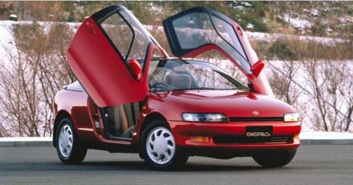  Được sản xuất từ năm 1990 đến 1995, Sera là một chiếc Toyota vô cùng kỳ lạ với thiết kế cửa xe hình con bướm. Sera là một chiếc xe coupe cỡ nhỏ không quá nổi bật, nếu nhìn kĩ, bạn sẽ thấy xe giống một chiếc Prius ngày nay. (Ảnh: Hotcars) 