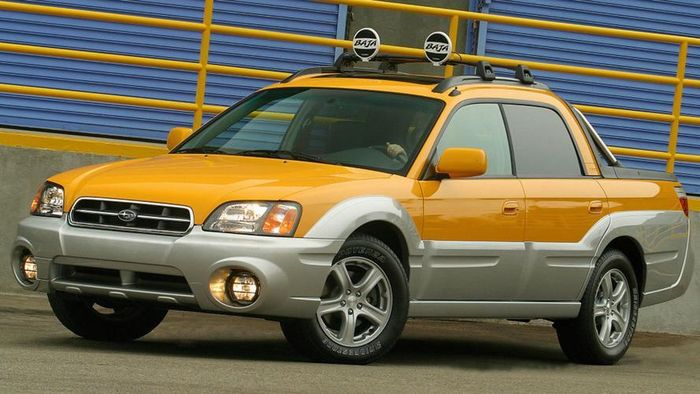  Subaru Baja sở hữu thiết kế khác lạ khi là một phần xe tải, một phần sedan. Baja có nét tương đồng với Ute, một loại xe tải cực kỳ phổ biến ở Úc. Màu sắc của xe khiến nó trông rất xấu xí với hai tông màu rõ rệt cho phần trên và phần dưới. Thiết kế xe hơi quá cầu kỳ một cách không cần thiết với tấm ốp ở thùng xe và thanh để đồ trên mui được đánh bóng một cách kỹ càng. (Ảnh: Hotcars) 