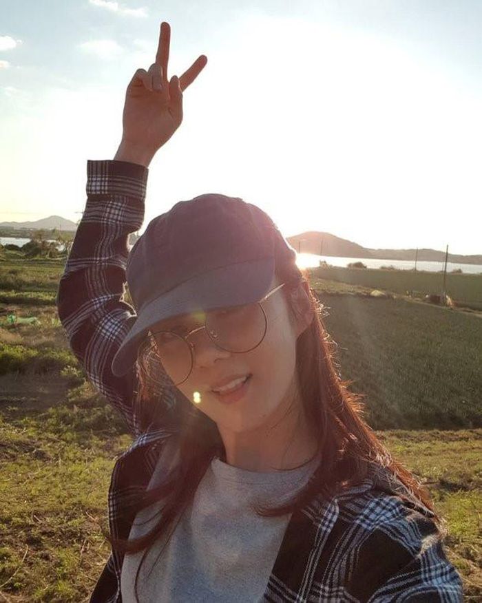Trong khi đó, hôm 23/9, Jang Nara khoe bức ảnh đi du lịch. Nữ diễn viên để mặt mộc, diện trang phục thoải mái tạo dáng dưới nắng. Jang Nara tiếp tục được khen trẻ măng ở tuổi U40. Trước thềm phim mới lên sóng, nữ diễn viên tranh thủ tận hưởng thời gian đi du lịch.