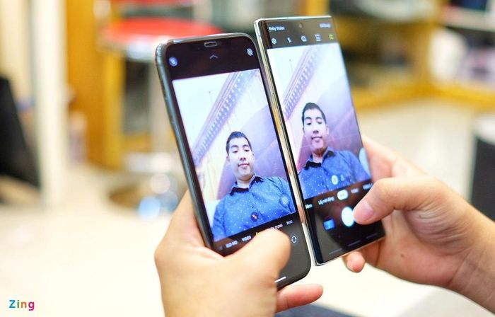 Camera trước của iPhone 11 Pro Max có độ phân giải 12 MP, Galaxy Note10+ có camera 10 MP. Cả 2 máy đề có chế độ selfie góc rộng.