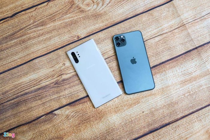 Ngôn ngữ thiết kế của 2 máy hoàn toàn khác biệt. Galaxy Note10+ mang đến cảm giác nam tính hơn nhờ các góc được làm vuông vức. Trong khi đó, iPhone 11 Pro Max có phần mặt lưng kính được làm mờ nên ít bám mồ hôi và dấu vân tay. Galaxy Note10+ nhẹ hơn hẳn so với đối thủ.