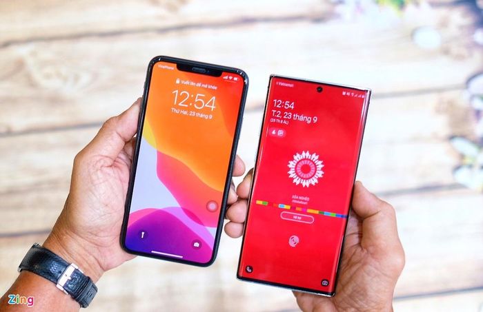 iPhone 11 Pro Max sở hữu con chip Apple A13 Bionic, RAM 4 GB trong khi Galaxy Note10+ dùng chip Exynos 9825 và RAM 12 GB.
