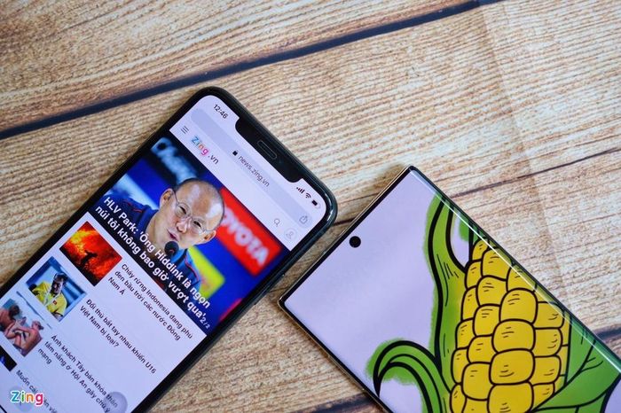 Galaxy Note10+ sở hữu màn hình vô cực được Samsung gọi là Infinity-O. Phần viền mỏng, camera selfie được đặt ở giữa không ảnh hưởng nhiều khi trải nghiệm. Trong khi iPhone 11 Pro Max vẫn dùng màn hình khuyết đỉnh khá dày.