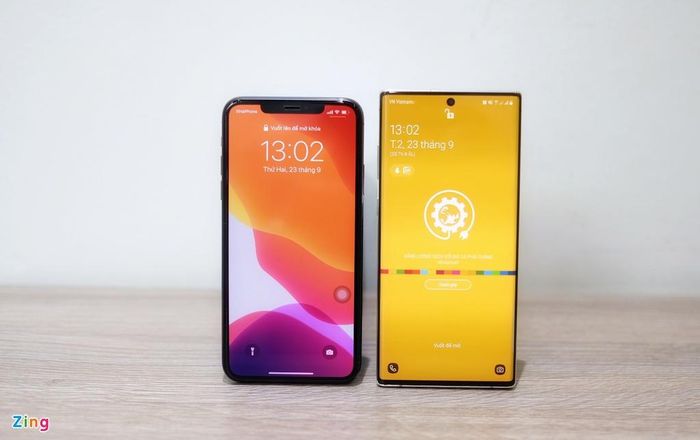 Màn hình của iPhone 11 Pro Max có kích thước 6,5 inch nhỏ hơn so với 6,8 inch trên Galaxy Note10+. Tuy nhiên, khi đặt 2 model này cạnh nhau, người dùng khó có thể nhận ra sự chênh lệch về kích thước.