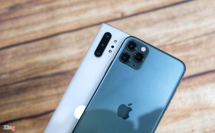 Galaxy Note10+ được trang bị hệ thống 4 camera đặt dọc 12 MP, 12 MP, 16 MP và camera TOF đo chiều sâu. Trong khi 3 camera sau của iPhone 11 Pro Max đều có độ phân giải 12 MP. Cả 2 đều có ống kính góc siêu rộng và tele. Viền camera của iPhone 11 Pro Max làm lồi hơn so với Galaxy Note10+.