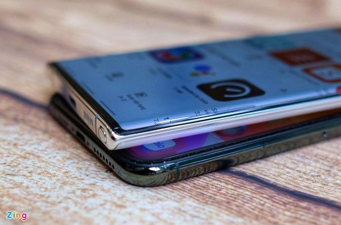 Cả Galaxy Note10+ và iPhone 11 Pro Max đều cho khả năng hiển thị tốt, độ sáng cao và góc nhìn rộng. Trang DisplayMate đánh giá iPhone 11 Pro Max có màn hình tốt nhất trong tất cả smartphone đạt điểm A+.
