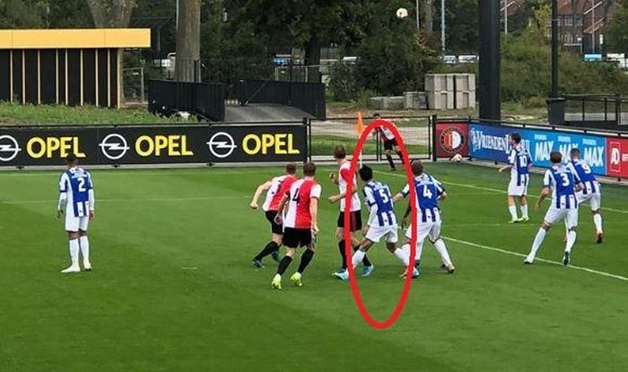 Văn Hậu đá chính trong trận đấu giữa đội B Heerenveen và đội B Feyenoord. Ảnh: Facebook Nguyễn Đắc Văn.