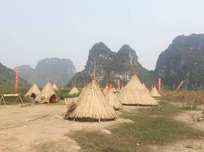 Để đến được làng thổ dân trong phim Kong, du khách phải đi thuyền theo tuyến 2 trong khu du lịch Tràng An. Ảnh: Internet