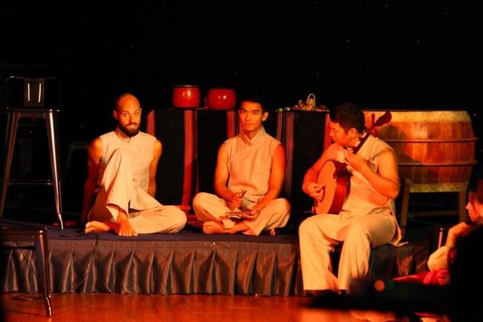 Khúc đờn ca tài tử được nghệ sĩ Pháp thể hiện khiến khán giả náo nức vỗ tay 