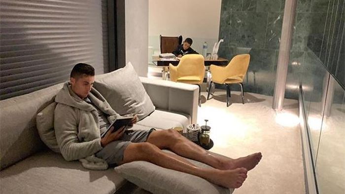 Cristiano Ronaldo không dự lễ trao giải The Best 2019 và ở nhà đọc sách