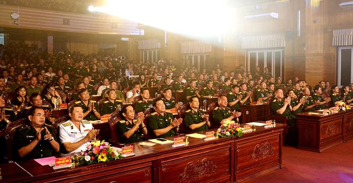  Các đại biểu dự khai mạc liên hoan.