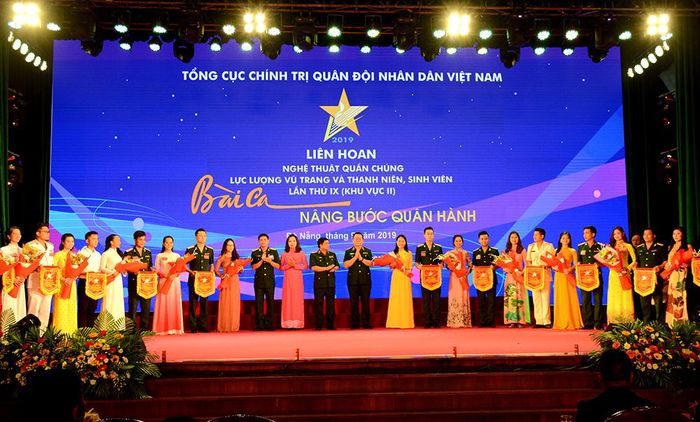  Trao tặng cờ lưu niệm cho các đoàn tham gia liên hoan.