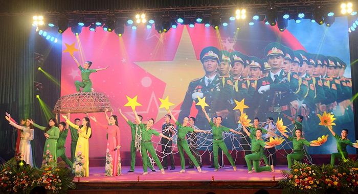  Tiết mục chào mừng của Đoàn văn công Quân khu 5.