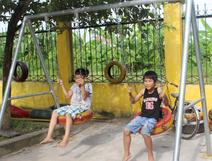 Các em nhỏ thích thú với những đồ chơi được làm từ vật liệu tái chế.