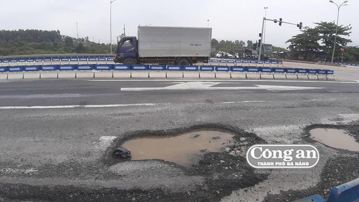 Những “ổ gà” lớn xuất hiện trên cao tốc Đà Nẵng – Quảng Ngãi.
