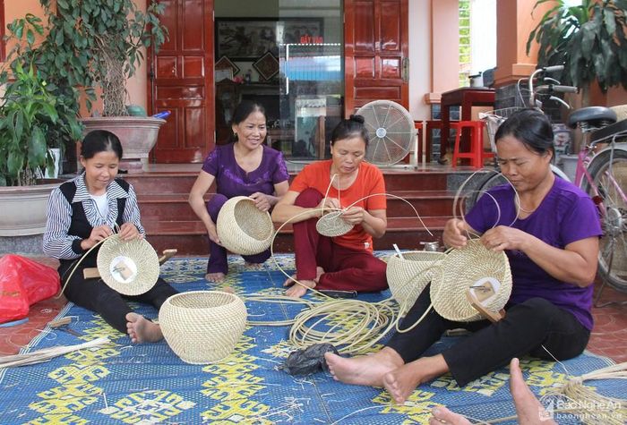 Thông qua tuyên truyền, vận động của MTTQ và các thành viên, phong trào giúp nhau phát triển kinh tế, giảm nghèo ở cơ sở có nhiều thiết thực, hiệu quả. Ảnh tư liệu: Mai Hoa