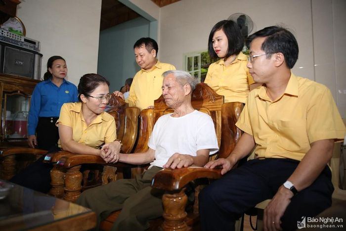 Đoàn đại biểu Ủy ban MTTQ tỉnh đến thăm hỏi, động viên ông Nguyễn Văn Biền - thương binh nặng, có hoàn cảnh đặc biệt khó khănở thị trấn Anh Sơn. Ảnh tư liệu: Đức Anh
