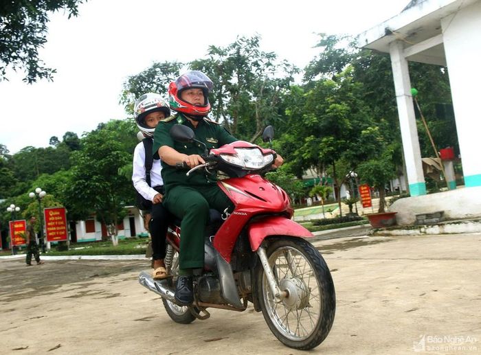 Mỗi ngày, các bố nuôi chở con tới trường an toàn chu đáo. Ảnh: Đào Thọ