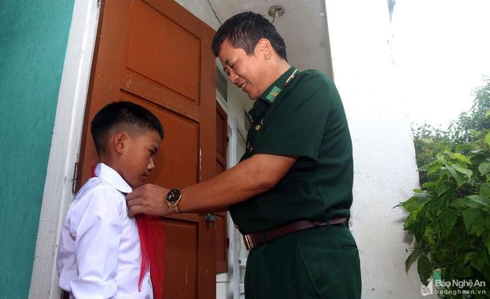 Các bố bộ đội ở Đồn Biên phòng Nậm Càn luôn quan tâm chăm sóc chu đáo cho con nuôi của mình. Ảnh: Đào Thọ