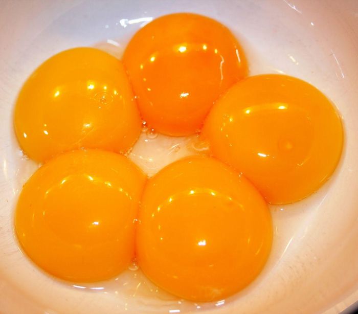 Kiwi kết hợp với lòng trắng trứng giúp làm đẹp da