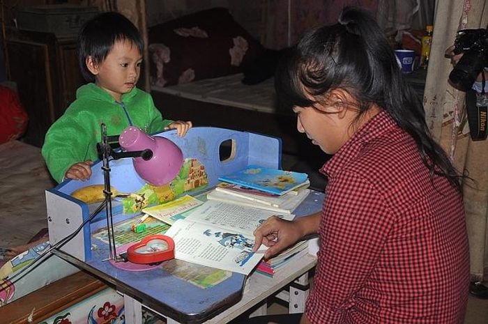 Ngày nay, các con em đồng bào dân tộc đã được học tập dưới ánh điện sáng