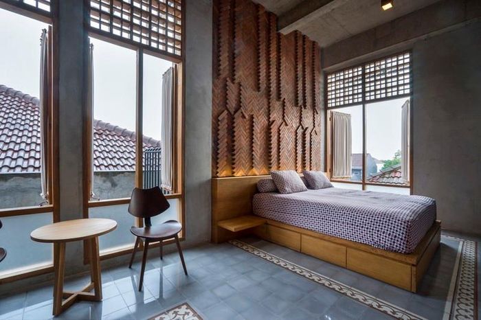 Ở phía đầu giường gạch được sắp xếp có chủ ý để làm nên bức tranh nghệ thuật bằng gạch cho phòng ngủ.