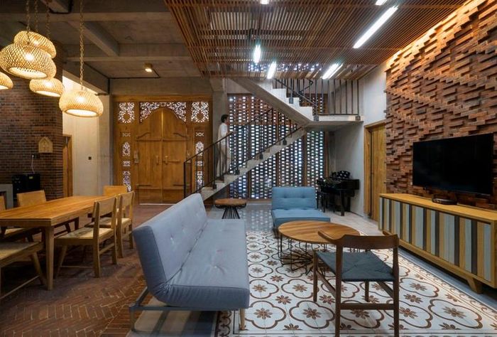 Khi ở trong nhà, người ta nhìn thấy những viên gạch xếp chồng lên nhau tạo thành hình zig zag. Một chiếc tủ tivi hình sọc phù hợp với ghế sofa hiện đại.