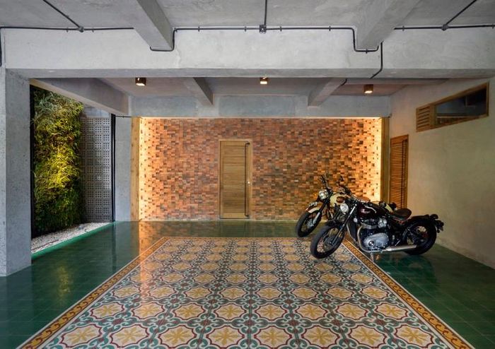 Khu vực để xe máy lát bằng gạch men tuyệt đẹp.