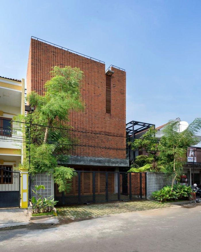 Những viên gạch lắp ghép chính xác và tỉ mỉ, đảm bảo kết cấu vững chắc cho ngôi nhà cũng như giúp nó có thể trường tồn cùng thời gian.