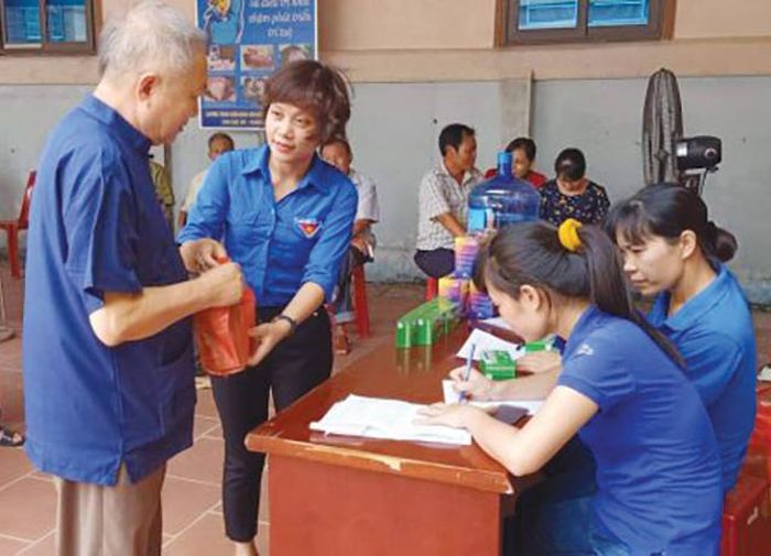 Thực hiện phong trào tình nguyện vì an sinh xã hội, hội viên hội LHTN huyện Lâm Thao phối hợp với Trung tâm y tế huyện tổ chức tư vấn, khám sức khỏe, cấp thuốc miễn phí cho các đối tượng nhiễm chất độc da cam trên địa bàn.