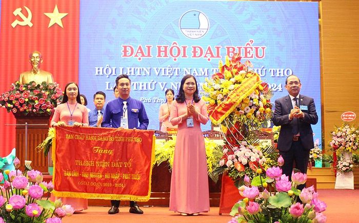 Đồng chí Hoàng Công Thủy - Phó Bí thư Thường trực Tỉnh ủy tặng Đại hội lẵng hoa tươi thắm và bức trướng “Thanh niên Đất Tổ bản lĩnh, tình nguyện, hội nhập, phát triển”.