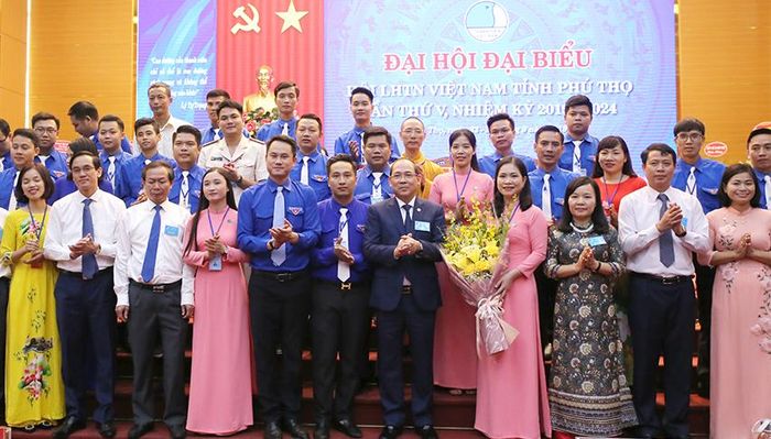 Đồng chí Hoàng Công Thủy - Phó Bí thư Thường trực Tỉnh ủy tặng hoa chúc mừng Ủy ban Hội LHTN Việt Nam tỉnh lần thứ V, nhiệm kỳ 2019-2024