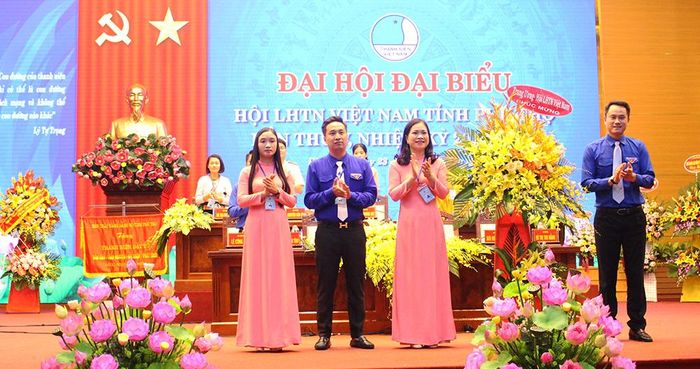 Đại diện lãnh đạo Hội LHTN Việt Nam tặng lẵng hoa chúc mừng Đại hội