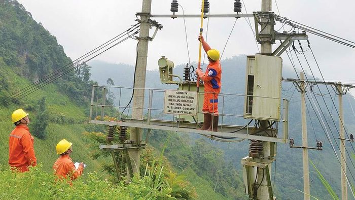 Bà con coi thợ điện như người nhà. Họ gọi chúng tôi là chú thợ điện, như chú bộ đội, chú công an, vì nhân dân phục vụ