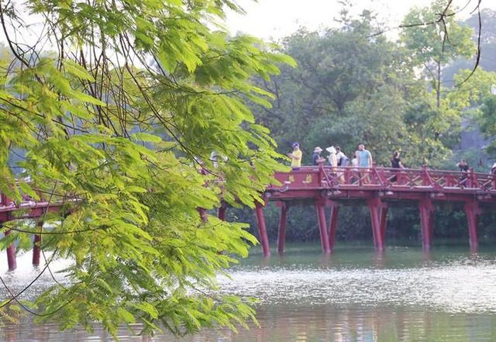 Cầu Thê Húc bất chợt đón những đợt gió thổi vi vu của mùa thu.