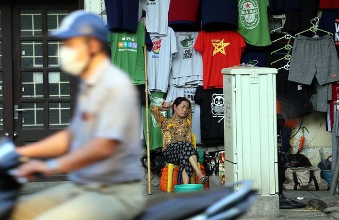 Nỗi niềm của người phụ nữ cứng tuổi trong chiều thu Hà Nội.