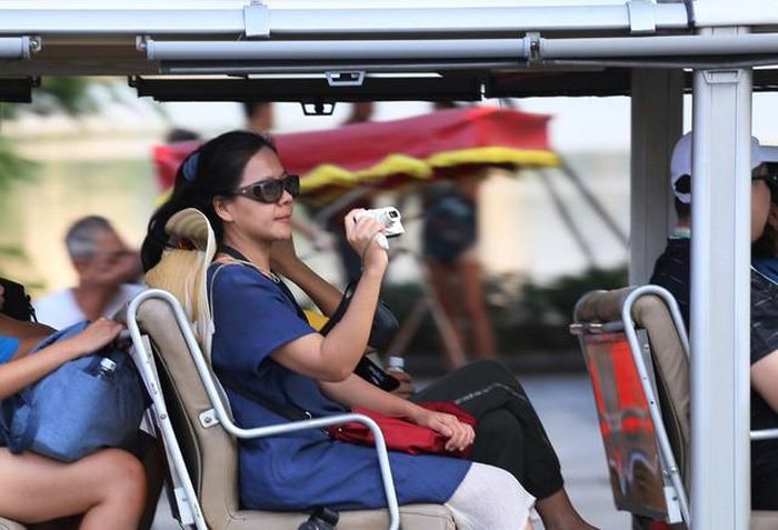 Những ánh nắng cuối chiều khiến bất cứ ai cũng cảm thấy dễ chịu và thích thú. Thậm chí, một vị khách đến từ trời Nam cũng cảm nhận rõ rệt sự thay đổi này trên chuyến xe điện quanh phố cổ.