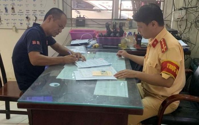 CSGT lập biên bản xử lý nghiêm lái xe ô tô không nhường đường cho xe cứu hỏa